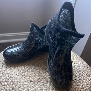 Capelli Womens Ankle Rain Boot Booties Black W/ Lace Floral pattern sz.7